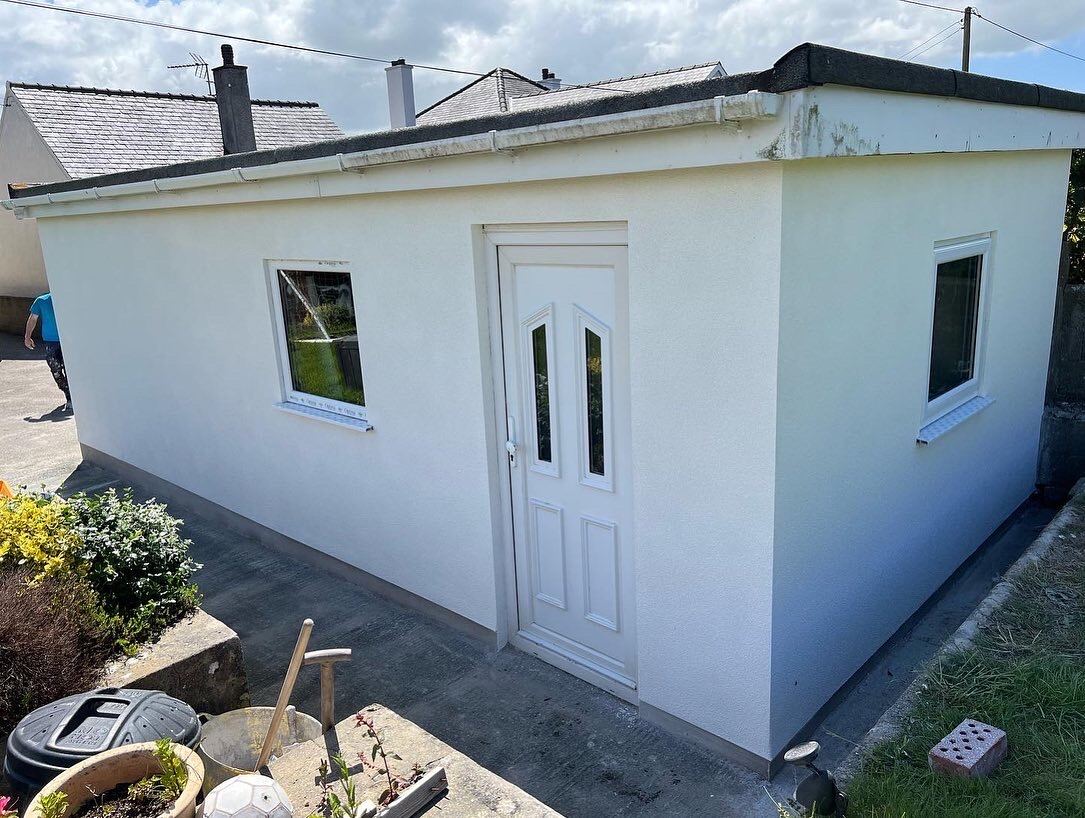 Single-storey extension in fresh white render